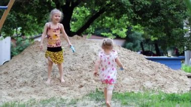 Kum havuzunda dans iki mutlu grils