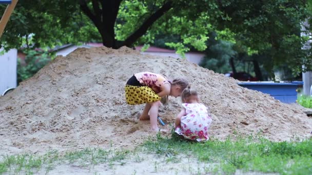 Childs jugando a la arena en el arenero — Vídeo de stock