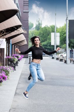 Şehirde kadın atlama