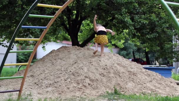 Child doing gymnastic exercises — Stock Video