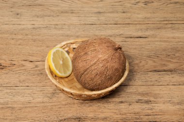 Natürmort limon ve Hindistan cevizi