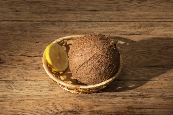 Limon ve tablo Hindistan cevizi