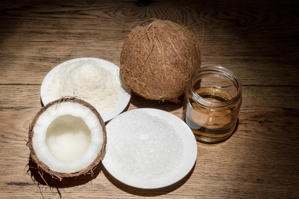 Cocos ingredientes na mesa — Fotografia de Stock