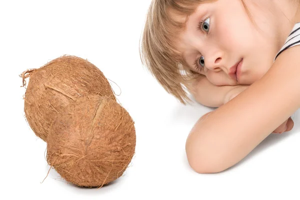 Criança triste e cocos — Fotografia de Stock