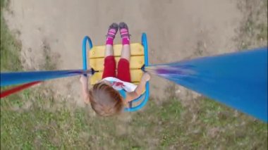 Salıncakta sürme çocuk