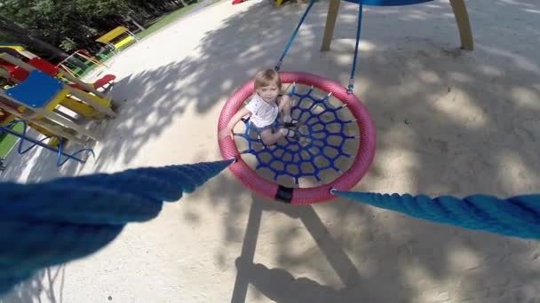 Dziecko na swing kosz — Wideo stockowe