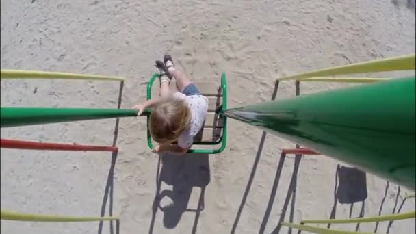 Schönes kleines Mädchen auf der Schaukel — Stockvideo