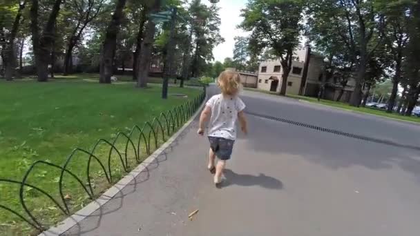 Los niños corren en el parque — Vídeos de Stock