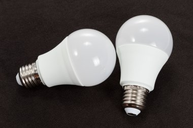 Siyah kumaş üzerinde LED ampul