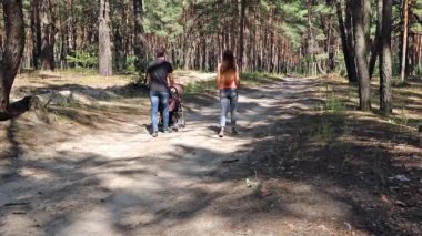 Bebek arabası ile yürüme Çift