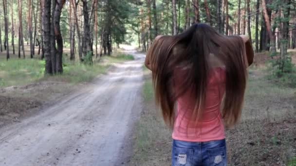 Vrouw trekt haar haar recht — Stockvideo