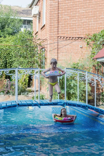 Zwei Kinder im Pool — Stockfoto