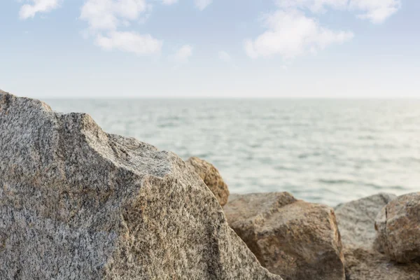 Roca de piedra en el mar —  Fotos de Stock