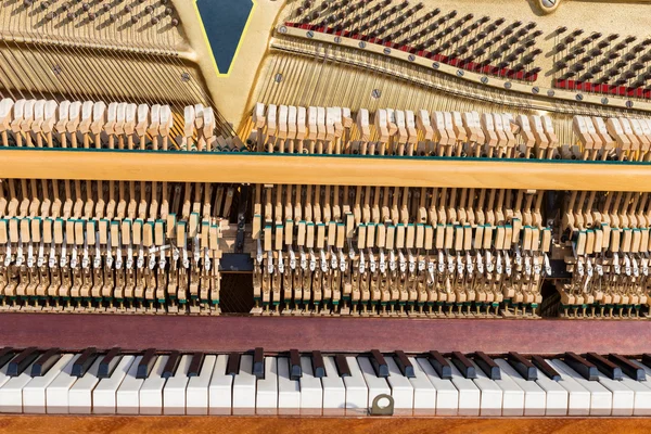Velho piano aberto — Fotografia de Stock