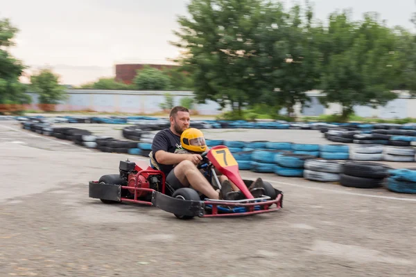 Vater und Sohn fahren Kartfahren — Stockfoto