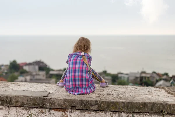 Lonely girl by the sea — Stock Photo, Image