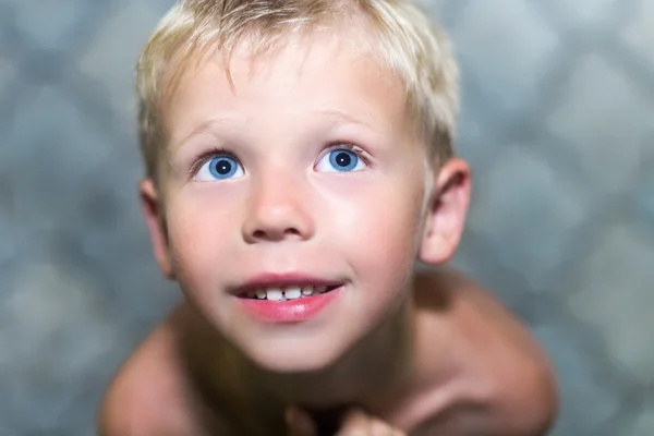 Pojken tittar upp — Stockfoto