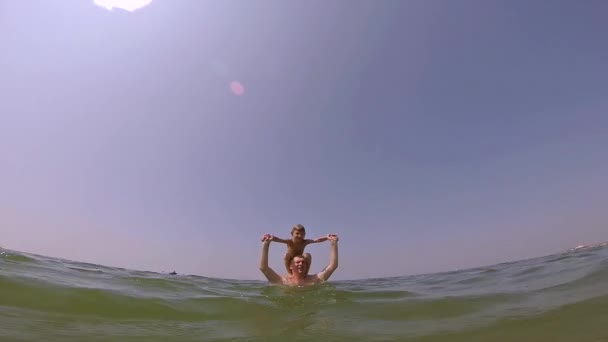 Mädchen springt ins Meer — Stockvideo