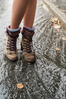 Yağmurda kadın ayakları