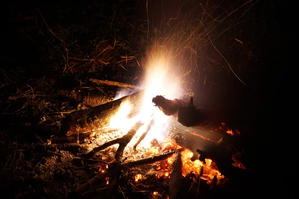 Night fire with sparks — Stock Photo, Image