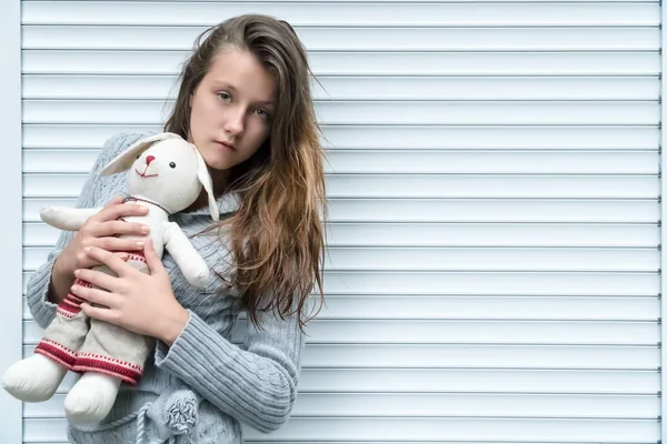 Женщина с игрушечным зайцем — стоковое фото