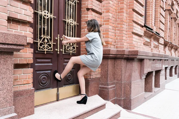 Woman tries to open the door — Stock Photo, Image