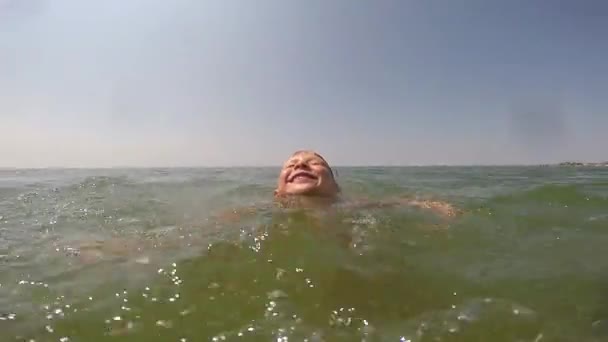 Kleines Kind schwimmt im Meer — Stockvideo