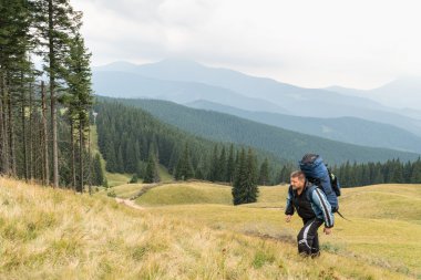 Adam dağ tepe üzerinde tırmanmaya