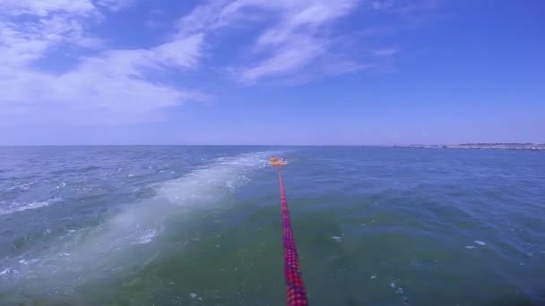 Barco tira de un salvavidas con la gente — Vídeos de Stock