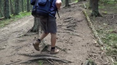 Turistler Tepeye tırmandığını