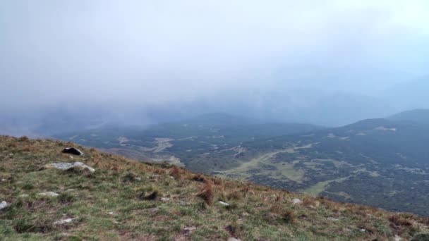 Nubes flotantes en las montañas — Vídeo de stock