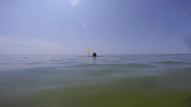 Net ile komik balıkçı — Stok video