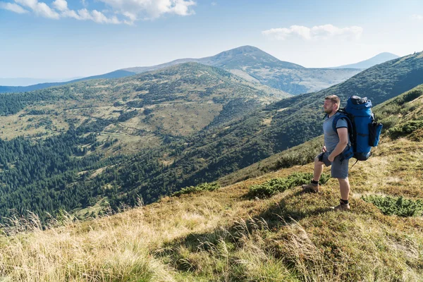 Portrét turista v horách — Stock fotografie