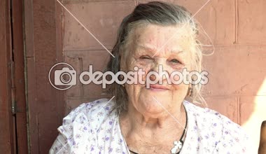 Güzel yaşlı bir kadının portresi.