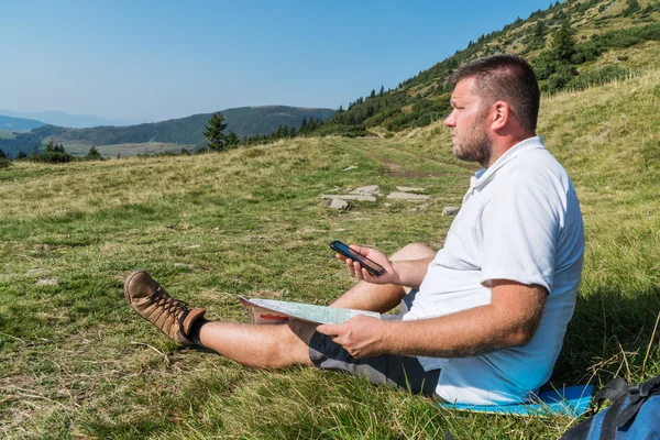 Tourist positioning your location — Stock Photo, Image