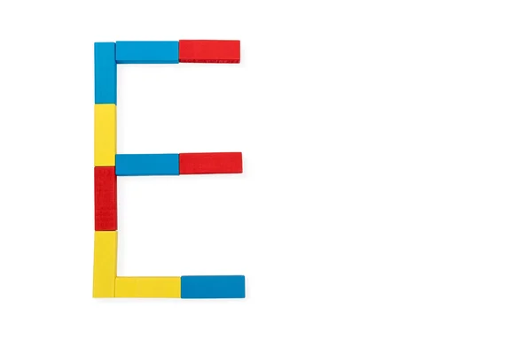 La lettre E est pliée en blocs de bois — Photo
