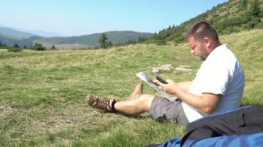 Dağlarda telefonda konuşan adam