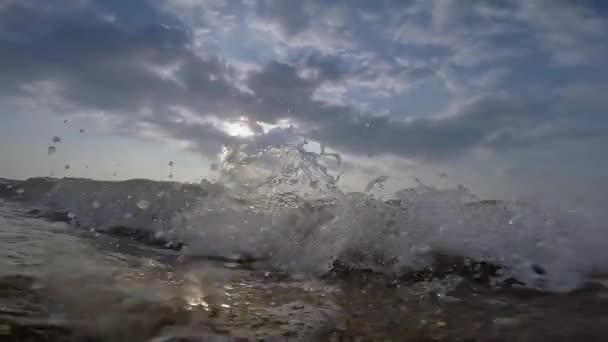 Dalgalar breaking ile deniz manzarası — Stok video