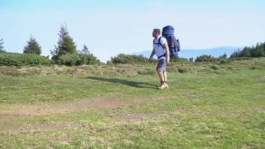 Turist zirveye tırmanıyor