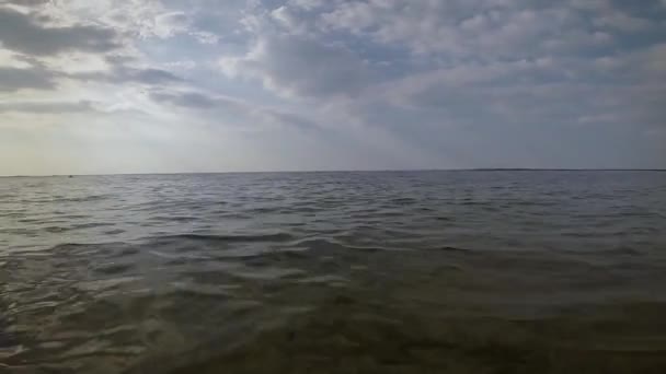 Швидкий рух над водою — стокове відео
