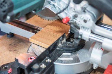 Keskin bir bıçakla dairesel testere