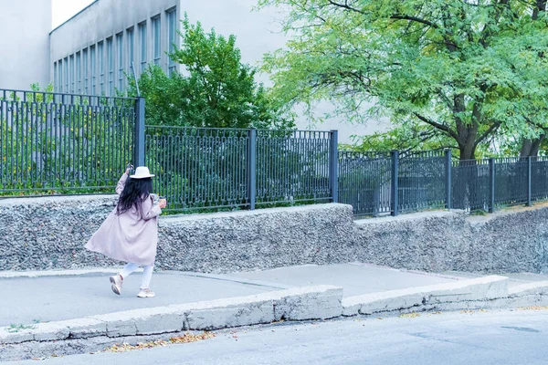 Dziewczyna biegnie wzdłuż ogrodzenia — Zdjęcie stockowe