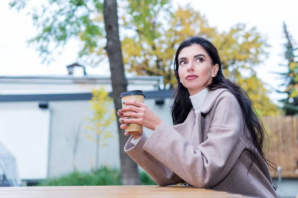 Портрет женщины со стаканом кофе — стоковое фото