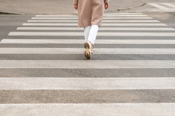 Kobieta przechodząca przez ulicę — Zdjęcie stockowe