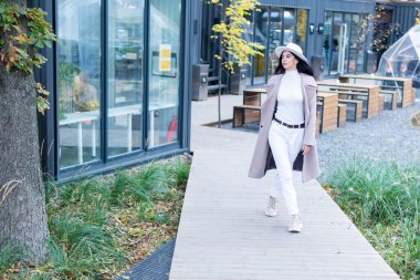 Kadın bir kafeden çıkıyor.