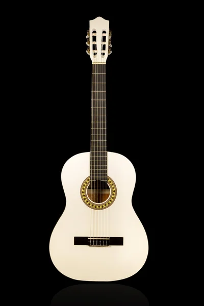 Белая акустическая гитара — стоковое фото