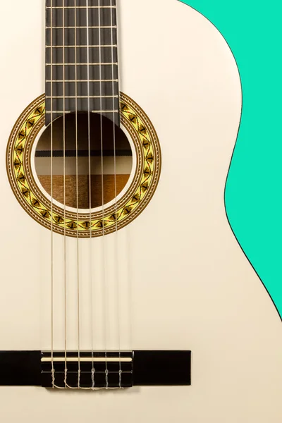 Fragmento de guitarra acústica blanca clásica con cuerdas y roseta de la caja de resonancia — Foto de Stock
