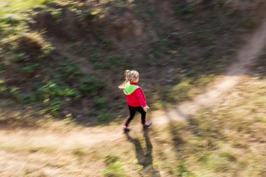 Kız bir patika üzerinde çalışır