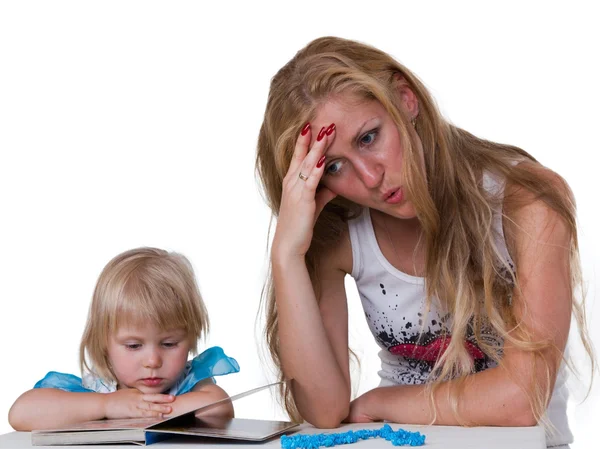 Filha com a mãe estudando um livro — Fotografia de Stock