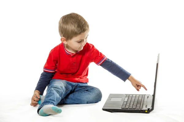 Pojken med laptop — Stockfoto